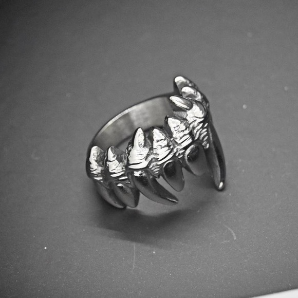 Sabertooth Ring - Picture 6 of 8